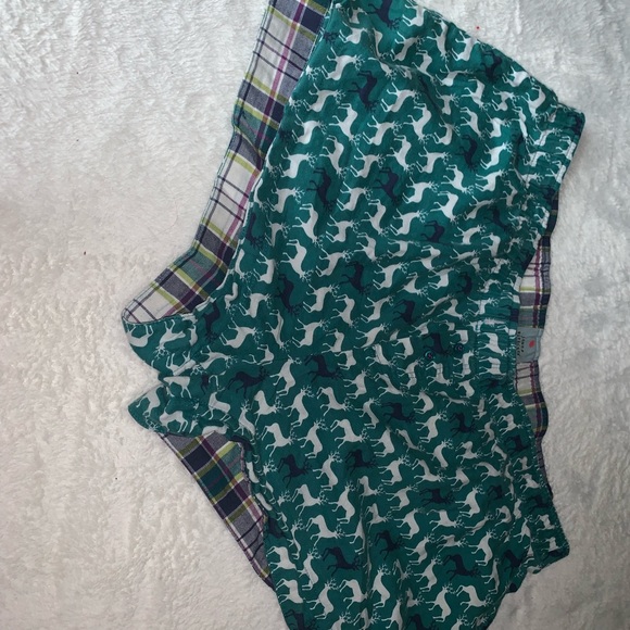 Green deer pattern pajama shorts with buttons - Picture 4 of 8